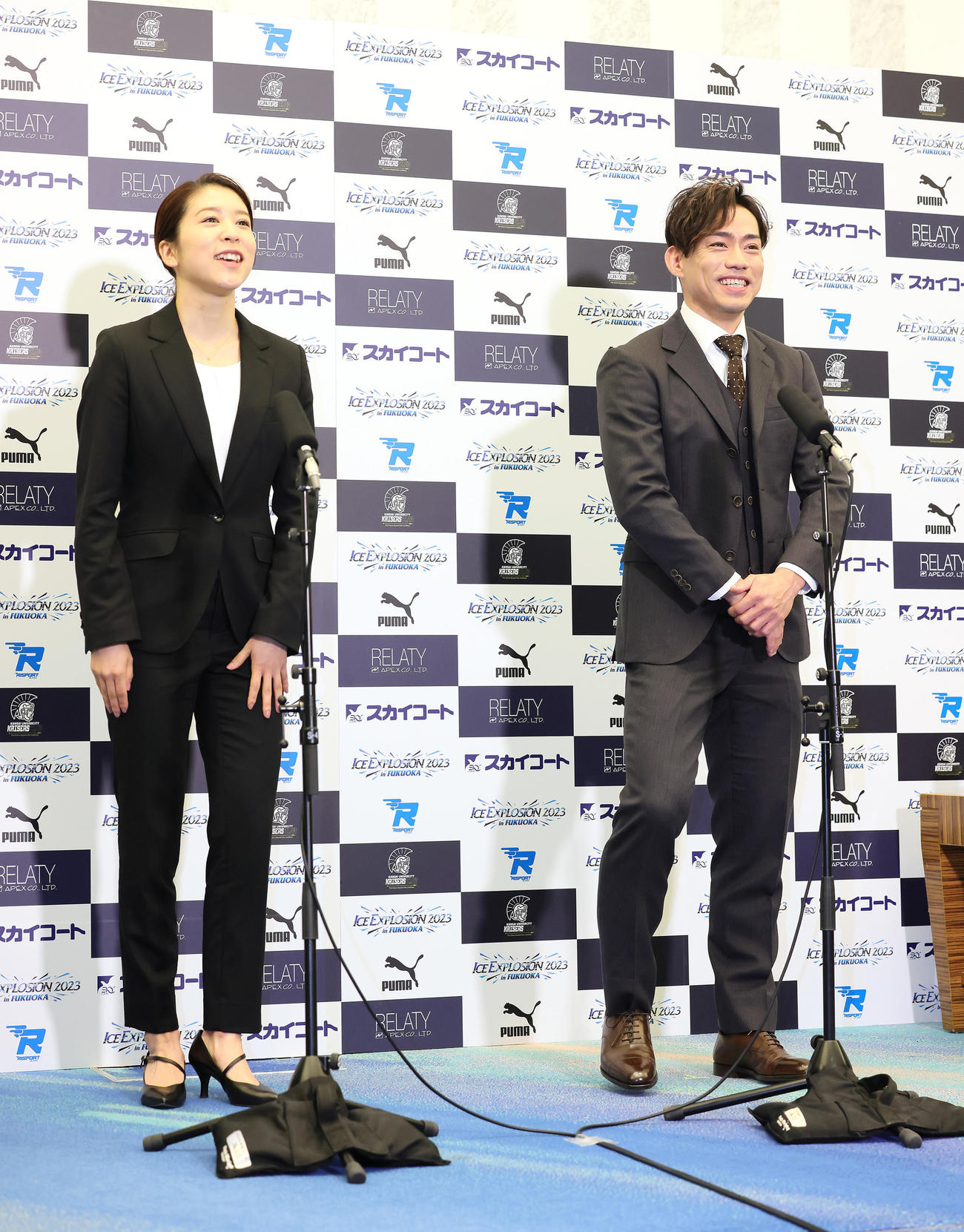 会見で笑顔を見せる村元（左）、高橋組（撮影・足立雅史）