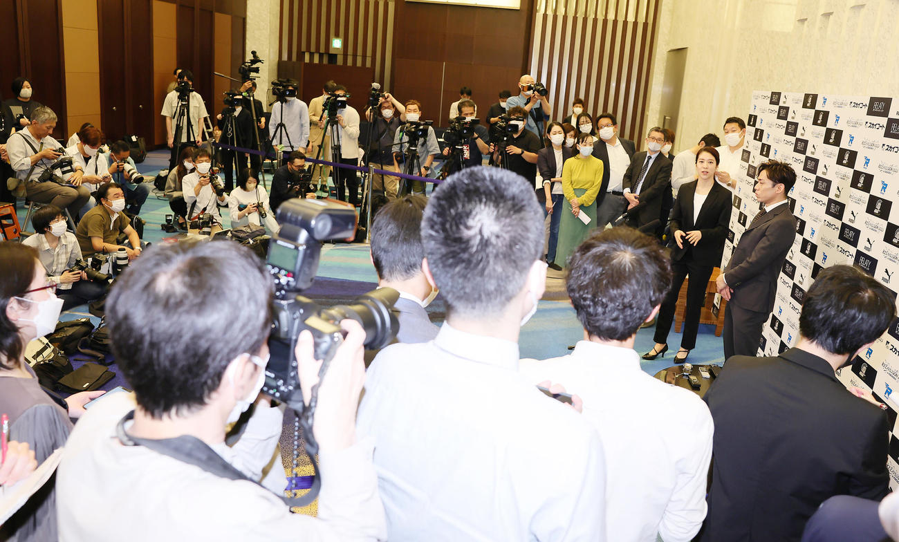 引退発表会見を多くの報道陣が集まる中「囲み形式」で行うアイスダンスの村元（左）、高橋組（撮影・足立雅史）