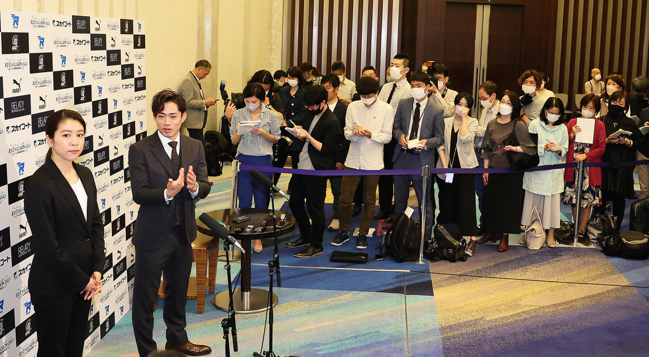 引退発表会見を多くの報道陣が集まる中「囲み形式」で行うアイスダンスの村元（左）、高橋組（撮影・足立雅史）
