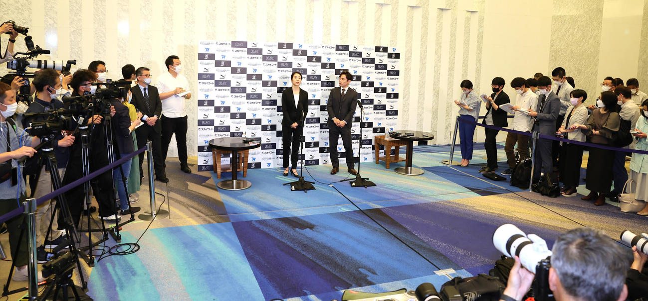 引退発表会見を多くの報道陣が集まる中「囲み形式」で行うアイスダンスの村元（左）、高橋組（撮影・足立雅史）