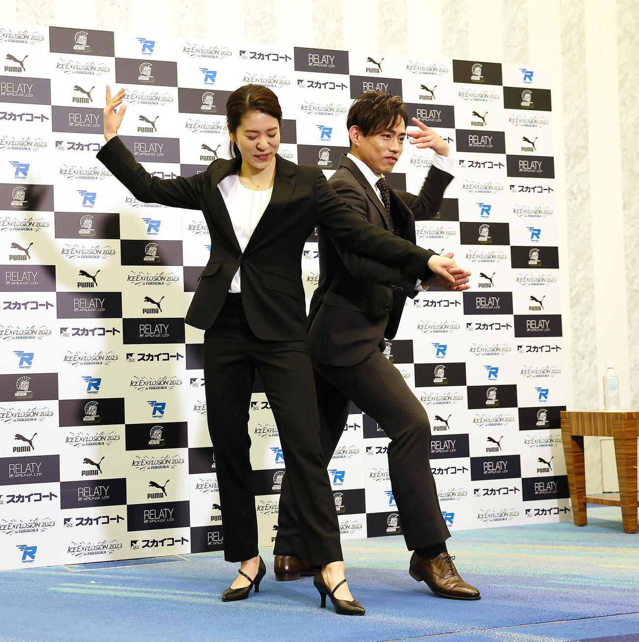 会見を終え、ポーズを決めるアイスダンスの村元（左）、高橋組（撮影・足立雅史）