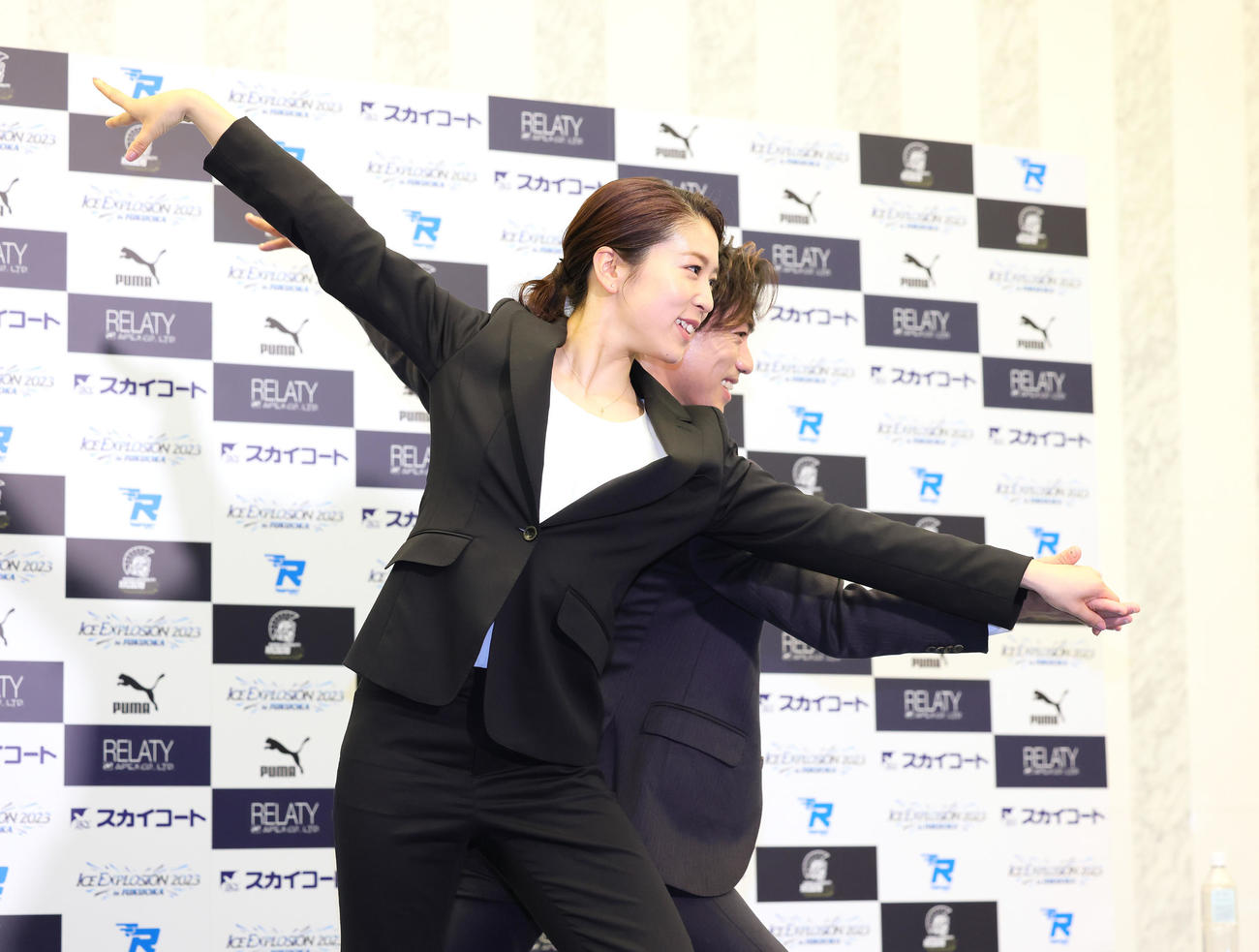 会見を終え、ポーズを決めるアイスダンスの村元（左）、高橋組（撮影・足立雅史）