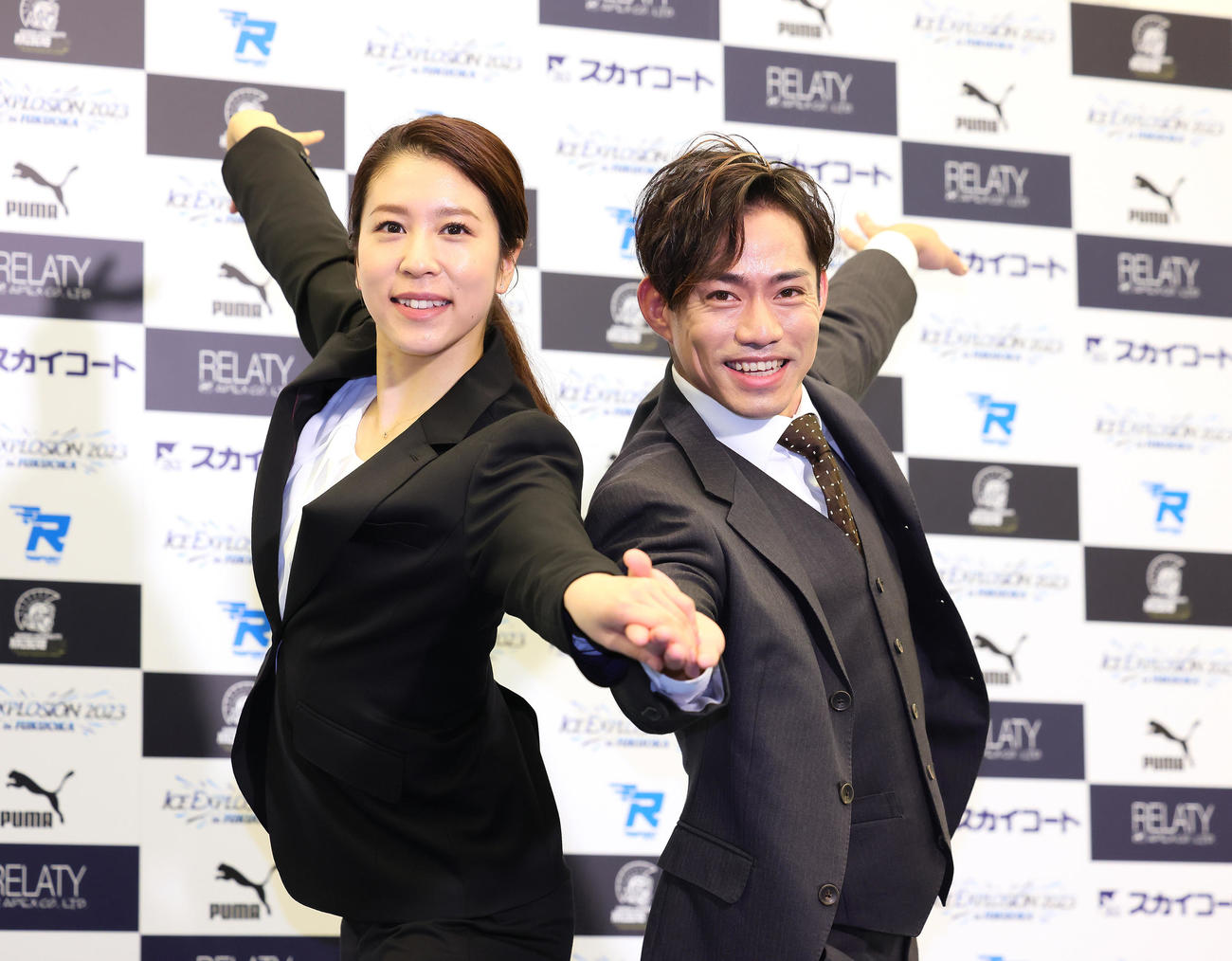引退発表会見を終え、笑顔でポーズを決めるアイスダンスの村元（左）、高橋組（撮影・足立雅史）