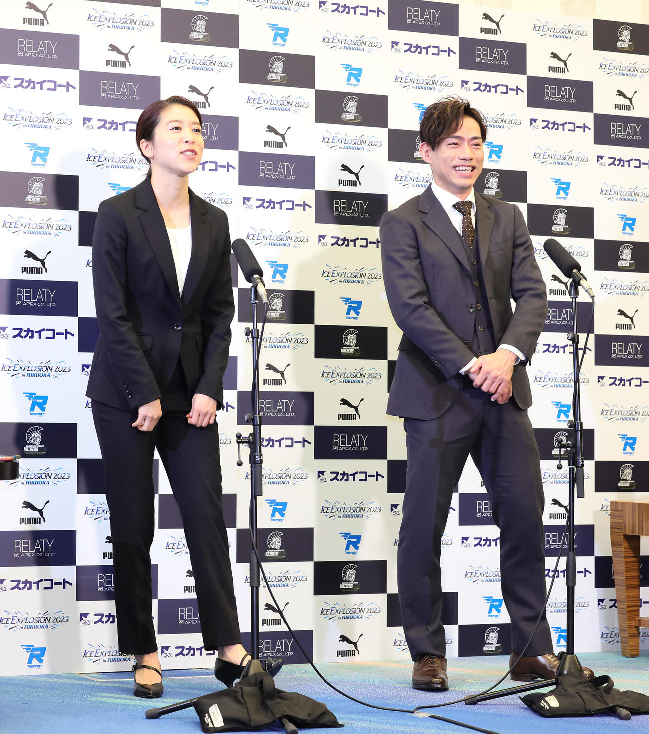 会見で笑顔を見せる村元（左）、高橋組（撮影・足立雅史）