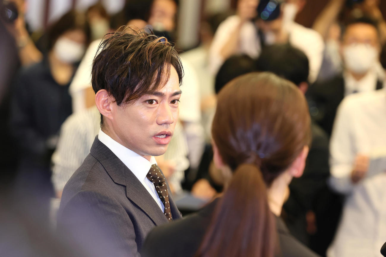 現役引退発表会見に臨むアイスダンスの村元（左）、高橋組（撮影・足立雅史）