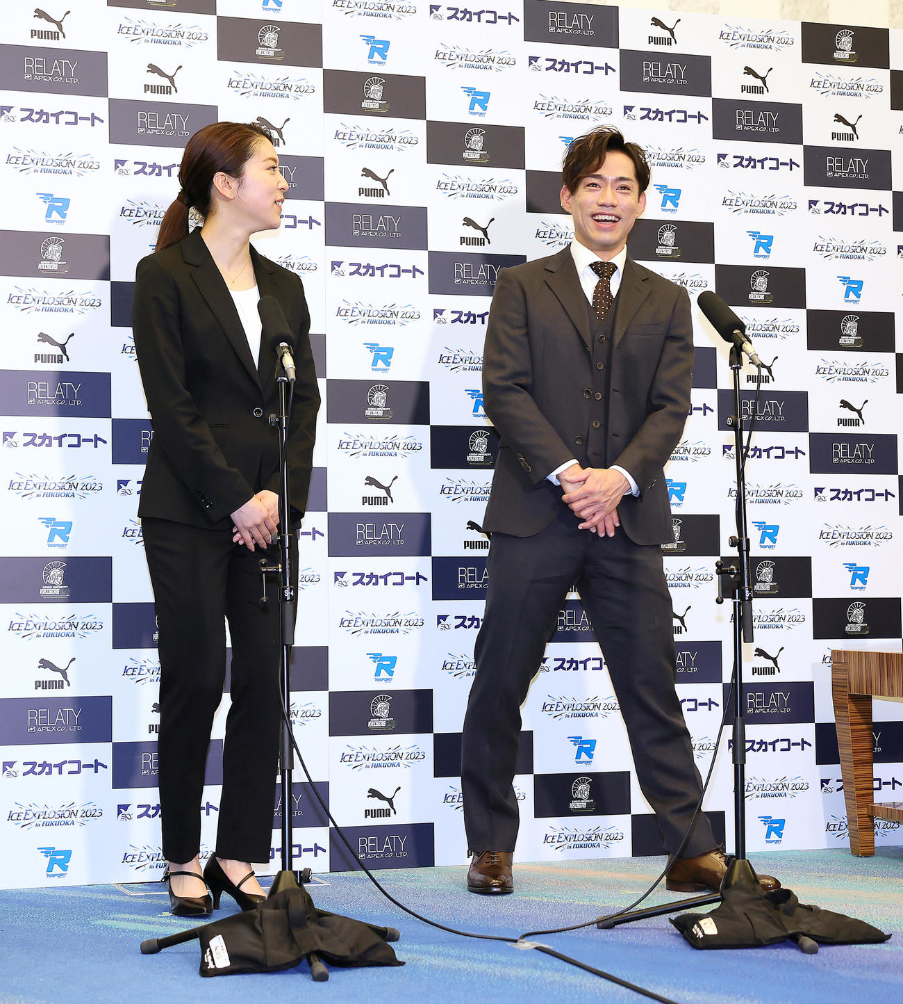 会見で笑顔を見せる村元（左）、高橋組（撮影・足立雅史）