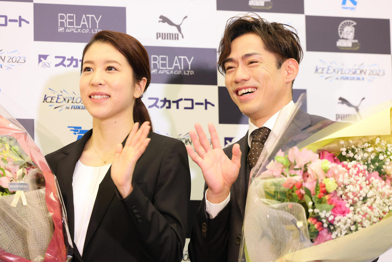 会見を終え、花束を手に笑顔を見せるアイスダンスの村元（左）、高橋組（撮影・足立雅史）