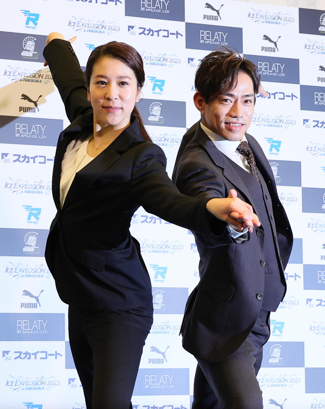 会見を終え、笑顔でポーズを決めるアイスダンスの村元（左）、高橋組（撮影・足立雅史）