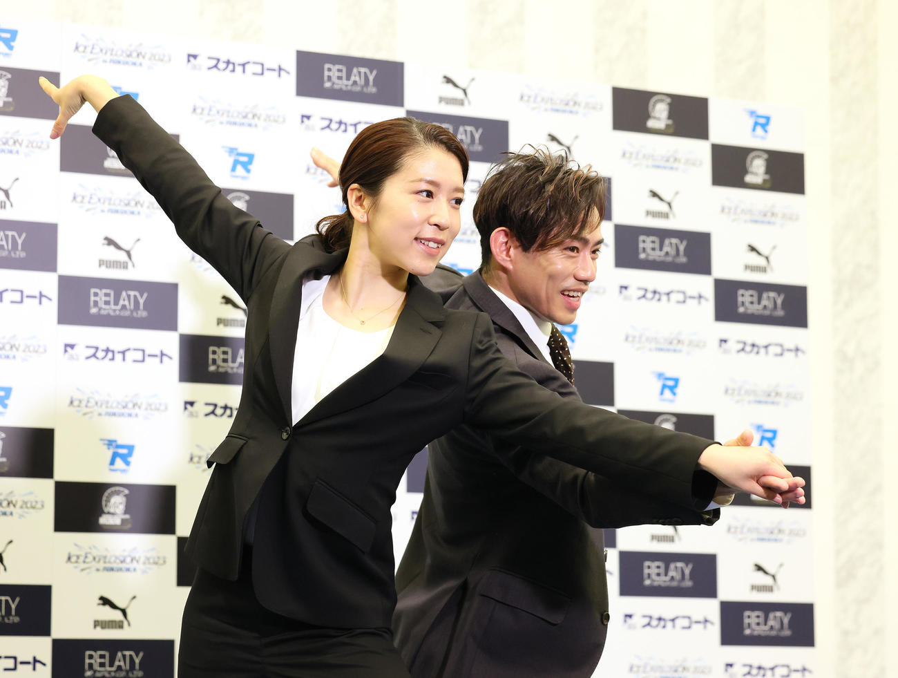 会見を終え、ポーズを決めるアイスダンスの村元（左）、高橋組（撮影・足立雅史）