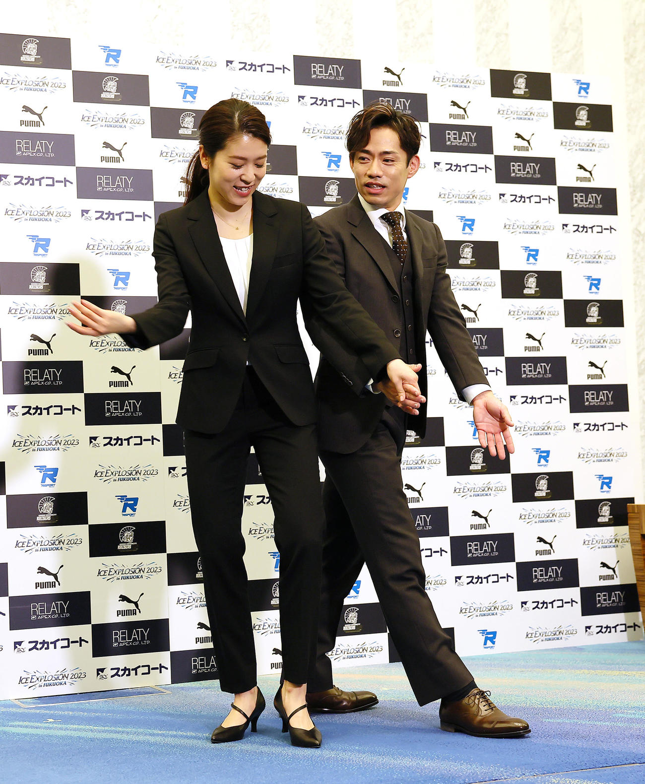 会見を終え、ポーズを決めるアイスダンスの村元（左）、高橋組（撮影・足立雅史）