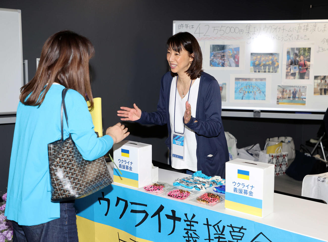会場でウクライナ義援募金活動をする小谷氏（撮影・鈴木正人）