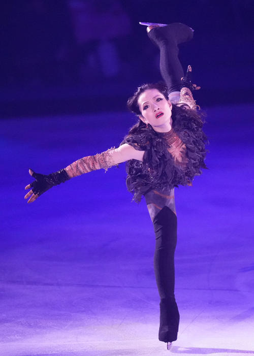 「プリンスアイスワールド2023－2024横浜公演」で演技を見せる荒川静香さん（撮影・狩俣裕三）