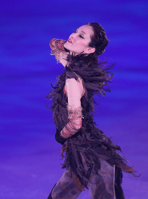 「プリンスアイスワールド2023－2024横浜公演」で演技を見せる荒川静香さん（撮影・狩俣裕三）