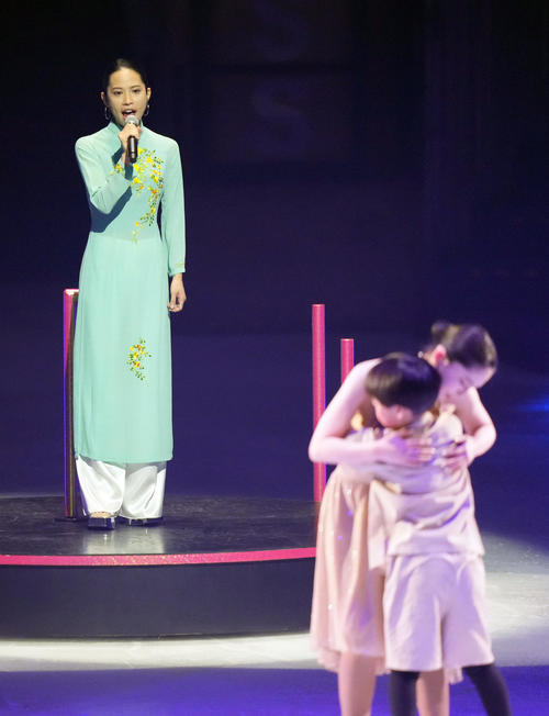 「プリンスアイスワールド2023－2024横浜公演」　演技とともに熱唱する屋比久知奈（撮影・狩俣裕三）