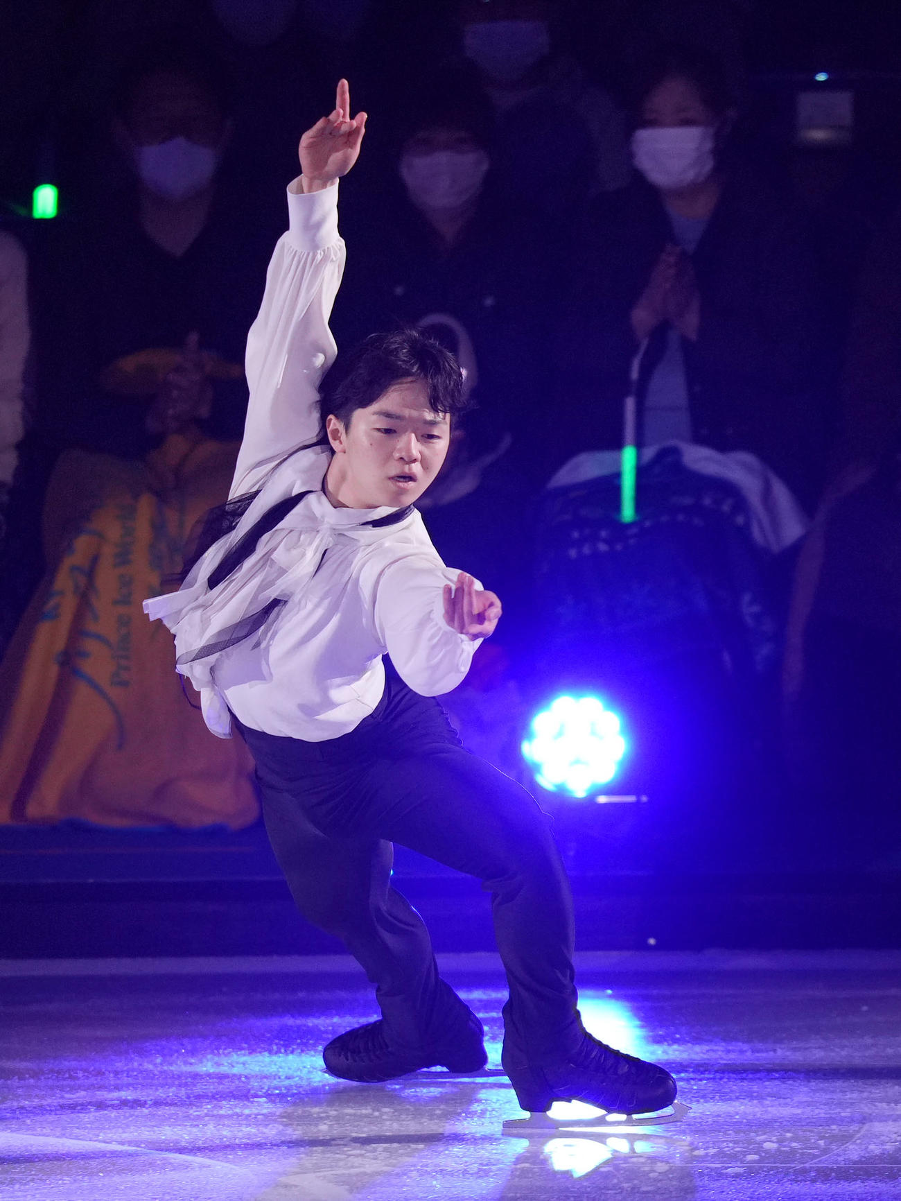 「プリンスアイスワールド2023－2024横浜公演」で演技を見せる鍵山（撮影・狩俣裕三）