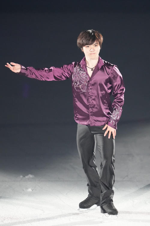 「プリンスアイスワールド2023－2024横浜公演」で演技を見せる宇野（撮影・狩俣裕三）