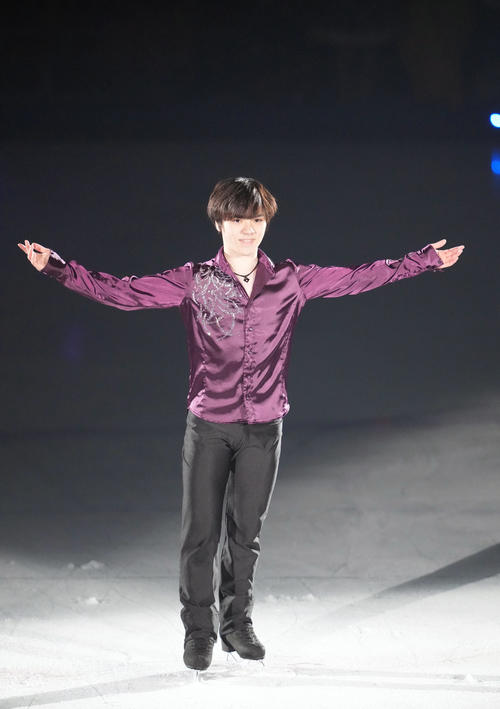 「プリンスアイスワールド2023－2024横浜公演」で演技を見せる宇野（撮影・狩俣裕三）