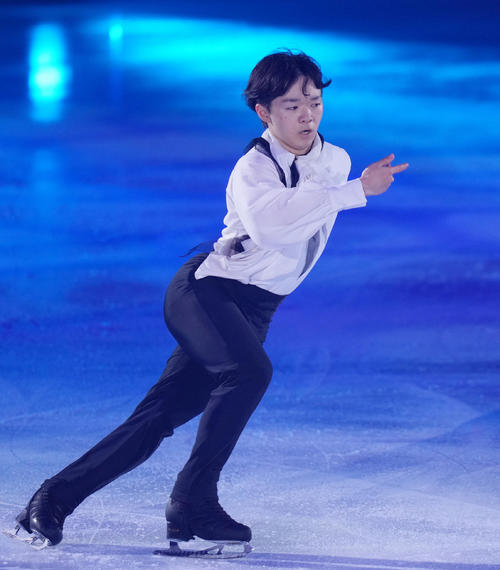 「プリンスアイスワールド2023－2024横浜公演」で演技を見せる鍵山（撮影・狩俣裕三）