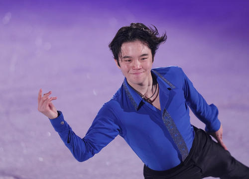 「プリンスアイスワールド2023－2024横浜公演」で演技を見せる友野（撮影・狩俣裕三）