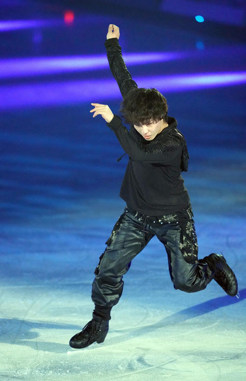「プリンスアイスワールド2023－2024横浜公演」で演技を見せる三浦（撮影・狩俣裕三）