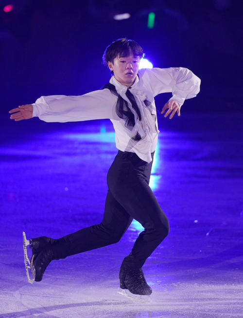 「プリンスアイスワールド2023－2024横浜公演」で演技を見せる鍵山（撮影・狩俣裕三）