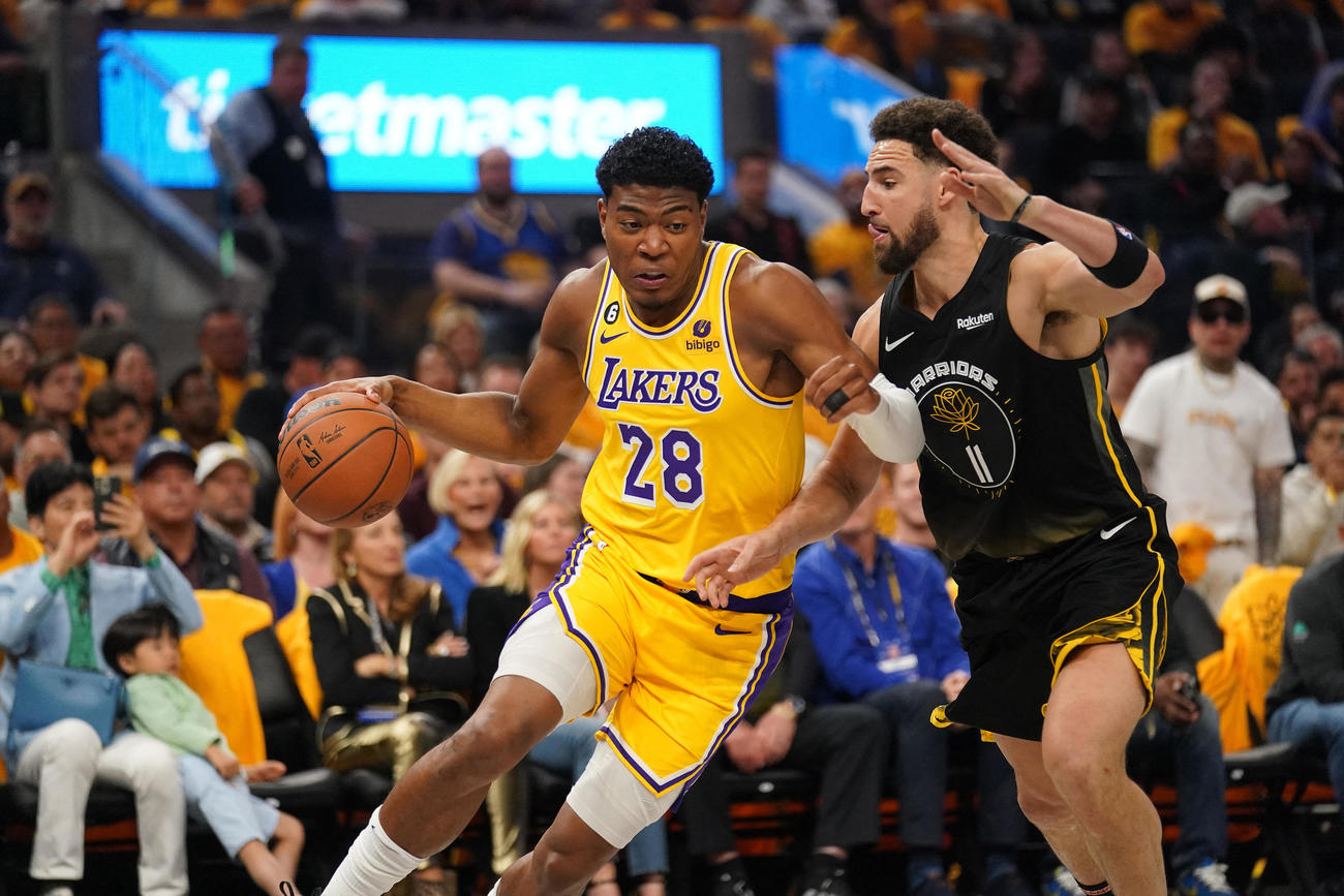 切り込むレイカーズ八村塁（ロイター＝USA TODAY Sports）
