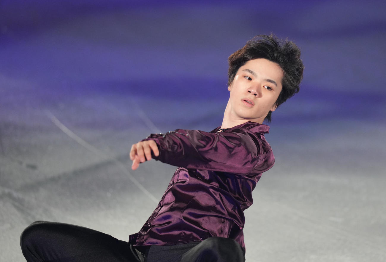 「プリンスアイスワールド2023－2024横浜公演」で演技を見せる宇野（撮影・狩俣裕三）