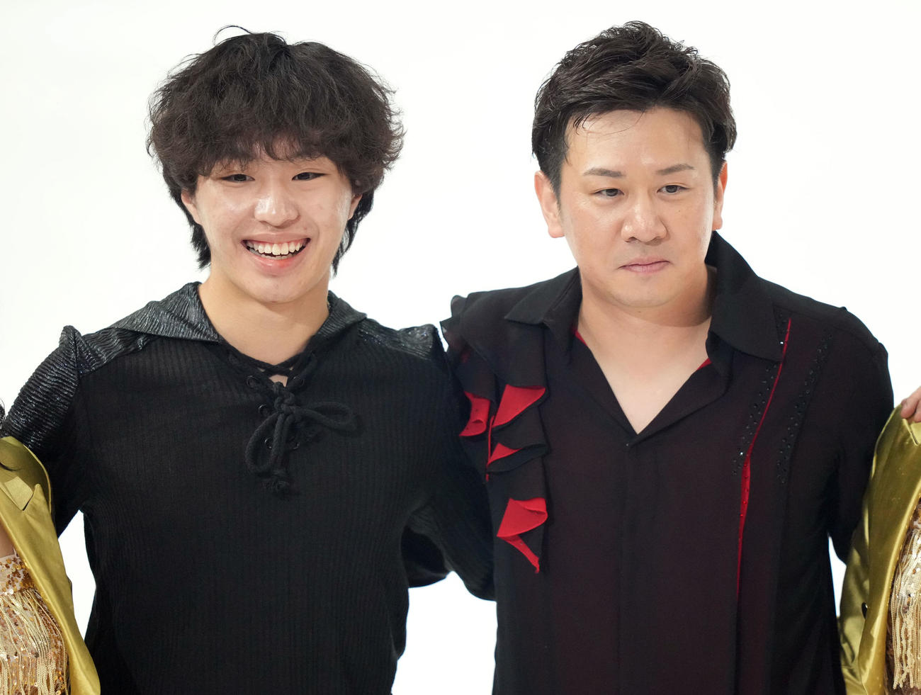 「プリンスアイスワールド」のエンディングでファンに向け、笑顔を見せる三浦（左）と本田武史氏（撮影・狩俣裕三）