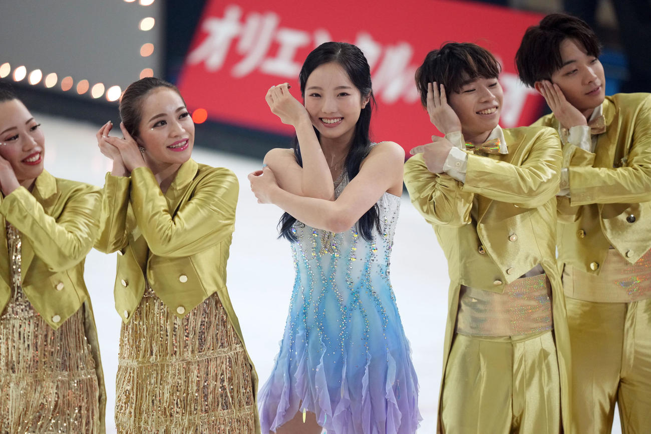 「プリンスアイスワールド」のエンディングでファンに向け、ポーズを決める本田（中央）（撮影・狩俣裕三）