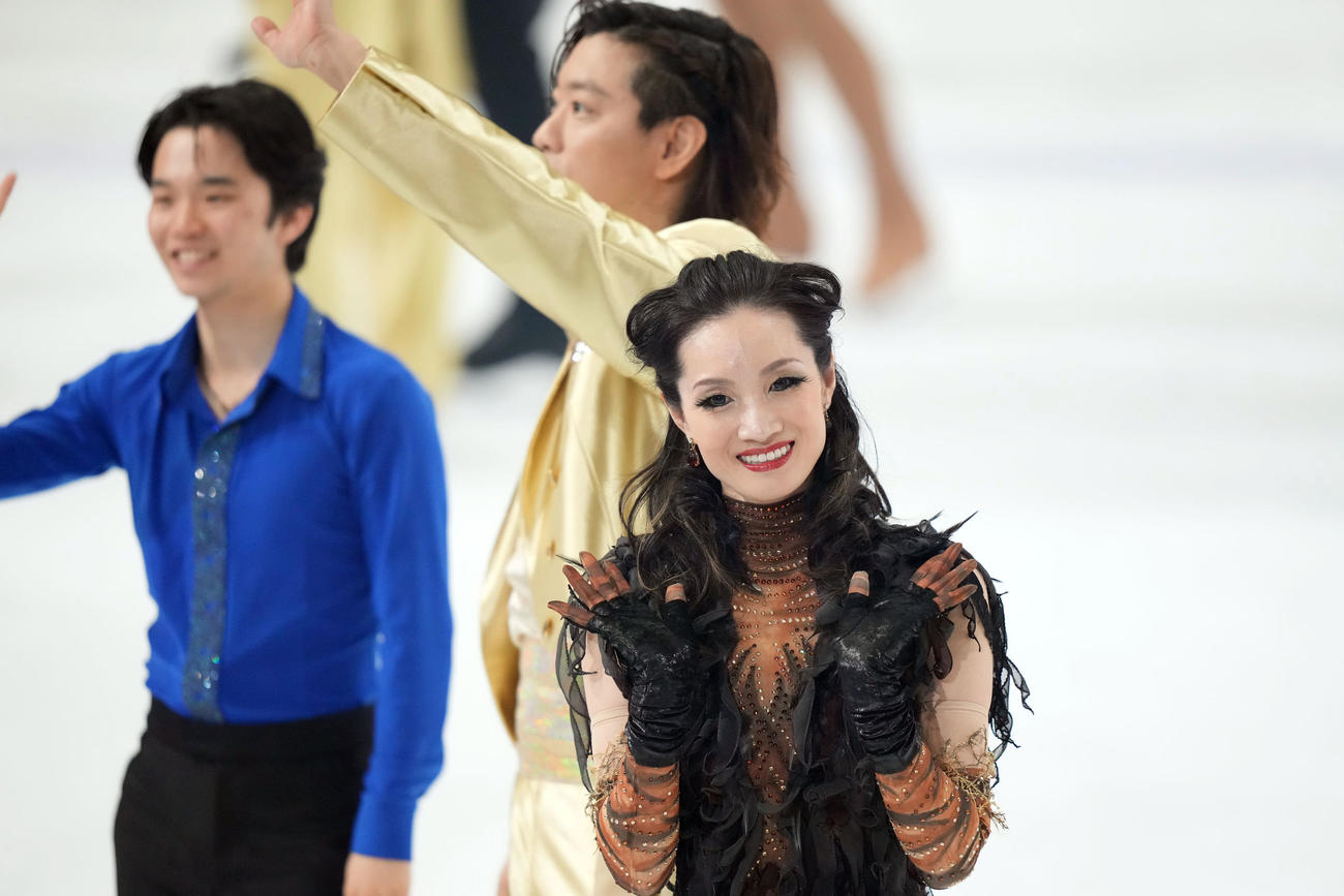 「プリンスアイスワールド」のエンディングでファンに向け、笑顔を見せる荒川静香さん（撮影・狩俣裕三）