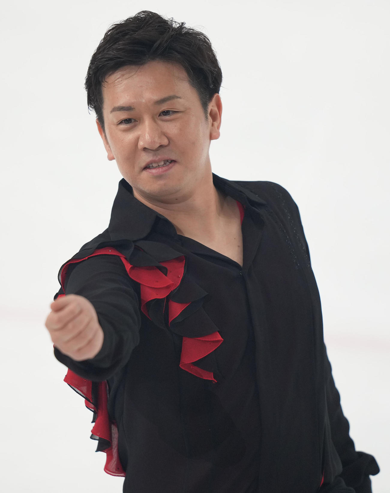 「プリンスアイスワールド」のエンディングでファンに向け、ポーズを決める本田武史氏（撮影・狩俣裕三）