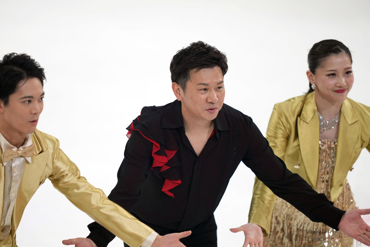 「プリンスアイスワールド」のエンディングでファンに向け、ポーズを決める本田武史氏（中央）（撮影・狩俣裕三）