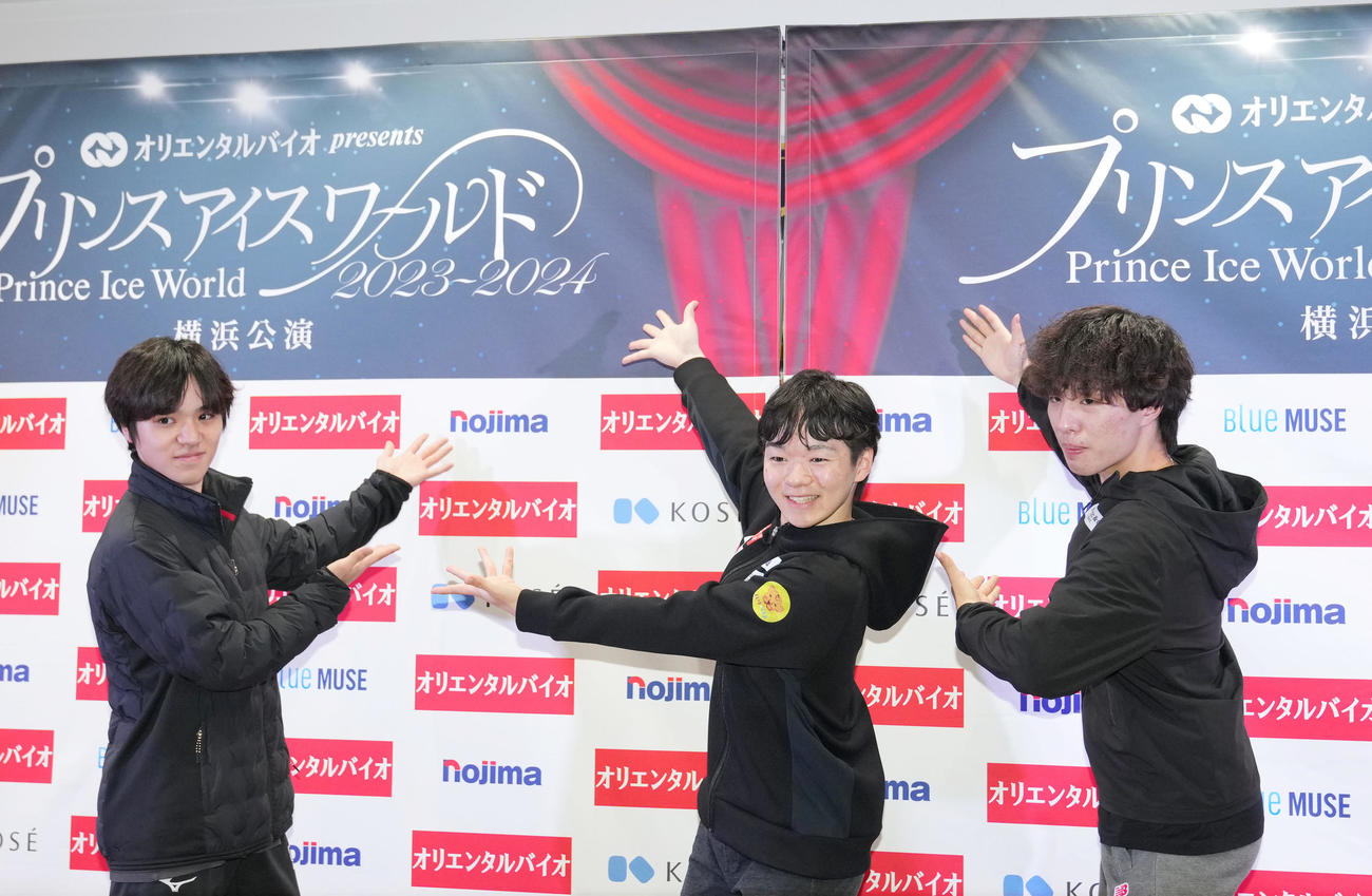 「プリンスアイスワールド」後の会見で、記念撮影をする、左から宇野、鍵山、三浦（撮影・狩俣裕三）