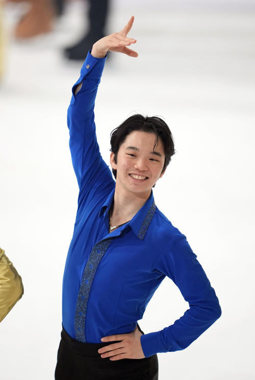 「プリンスアイスワールド」のエンディングでファンに向け、ポーズを決める友野（撮影・狩俣裕三）