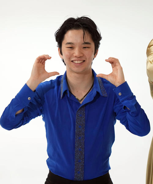 「プリンスアイスワールド」のエンディングでファンに向け、ポーズを決める友野（撮影・狩俣裕三）