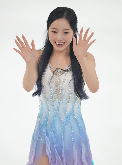 「プリンスアイスワールド」のエンディングでファンに向け、笑顔を見せる本田（撮影・狩俣裕三）