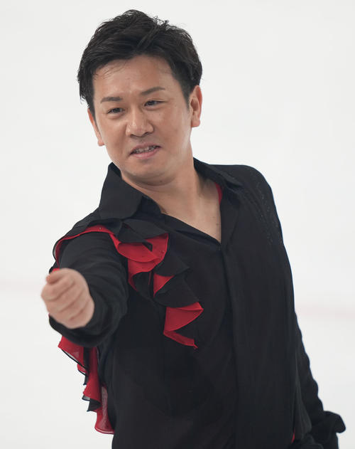 「プリンスアイスワールド」のエンディングでファンに向け、ポーズを決める本田武史氏（撮影・狩俣裕三）