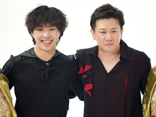 「プリンスアイスワールド」のエンディングでファンに向け、笑顔を見せる三浦（左）と本田武史氏（撮影・狩俣裕三）