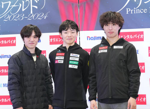 「プリンスアイスワールド」後の会見で、記念撮影をする、左から宇野、鍵山、三浦（撮影・狩俣裕三）