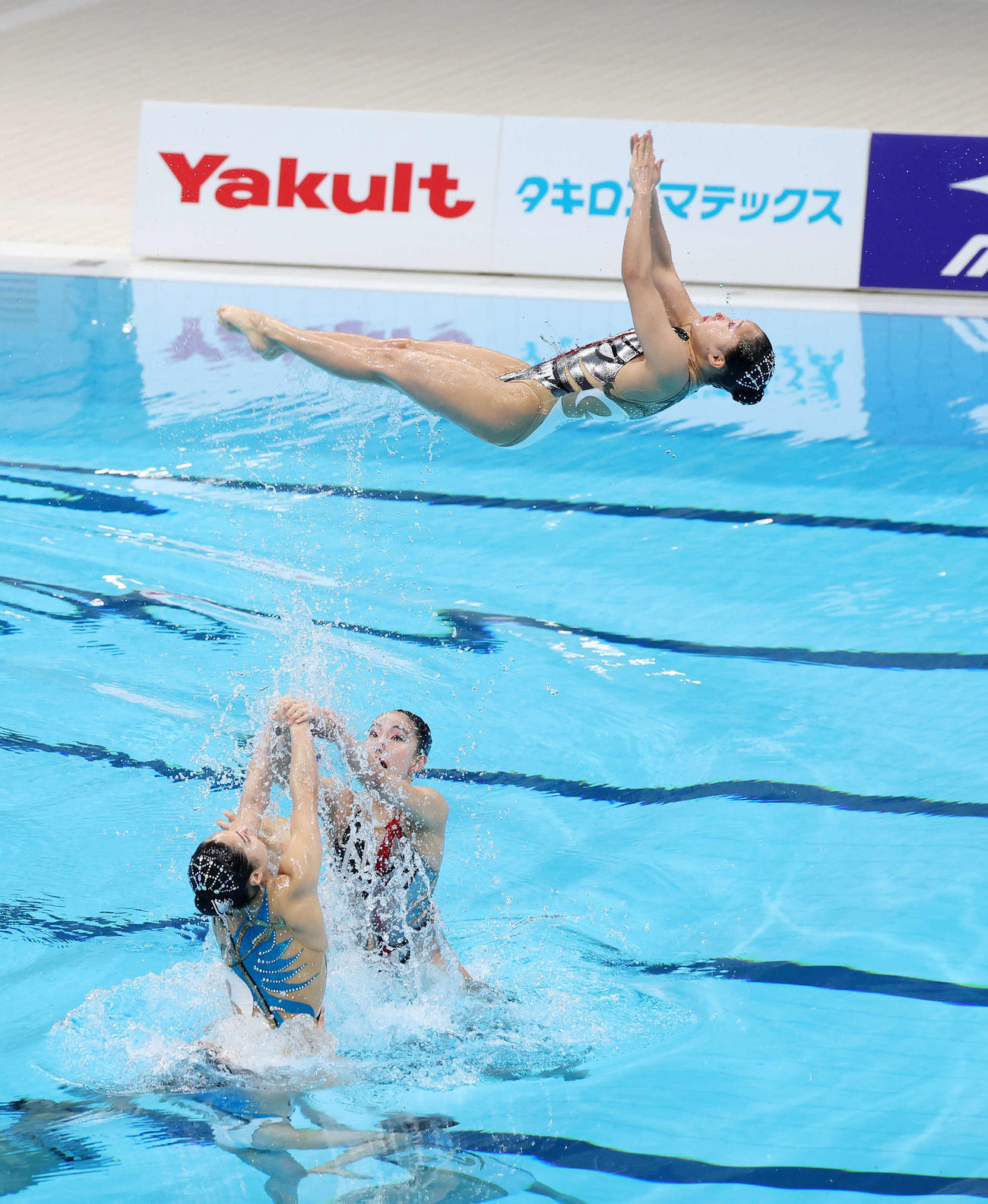 チームフリールーティン決勝で演技を披露する井村アーティスティックスイミングクラブA（撮影・鈴木正人）