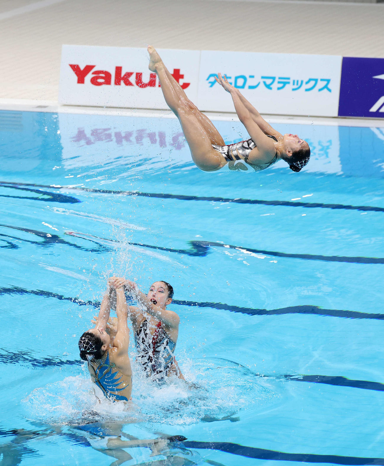 チームフリールーティン決勝で演技を披露する井村アーティスティックスイミングクラブA（撮影・鈴木正人）