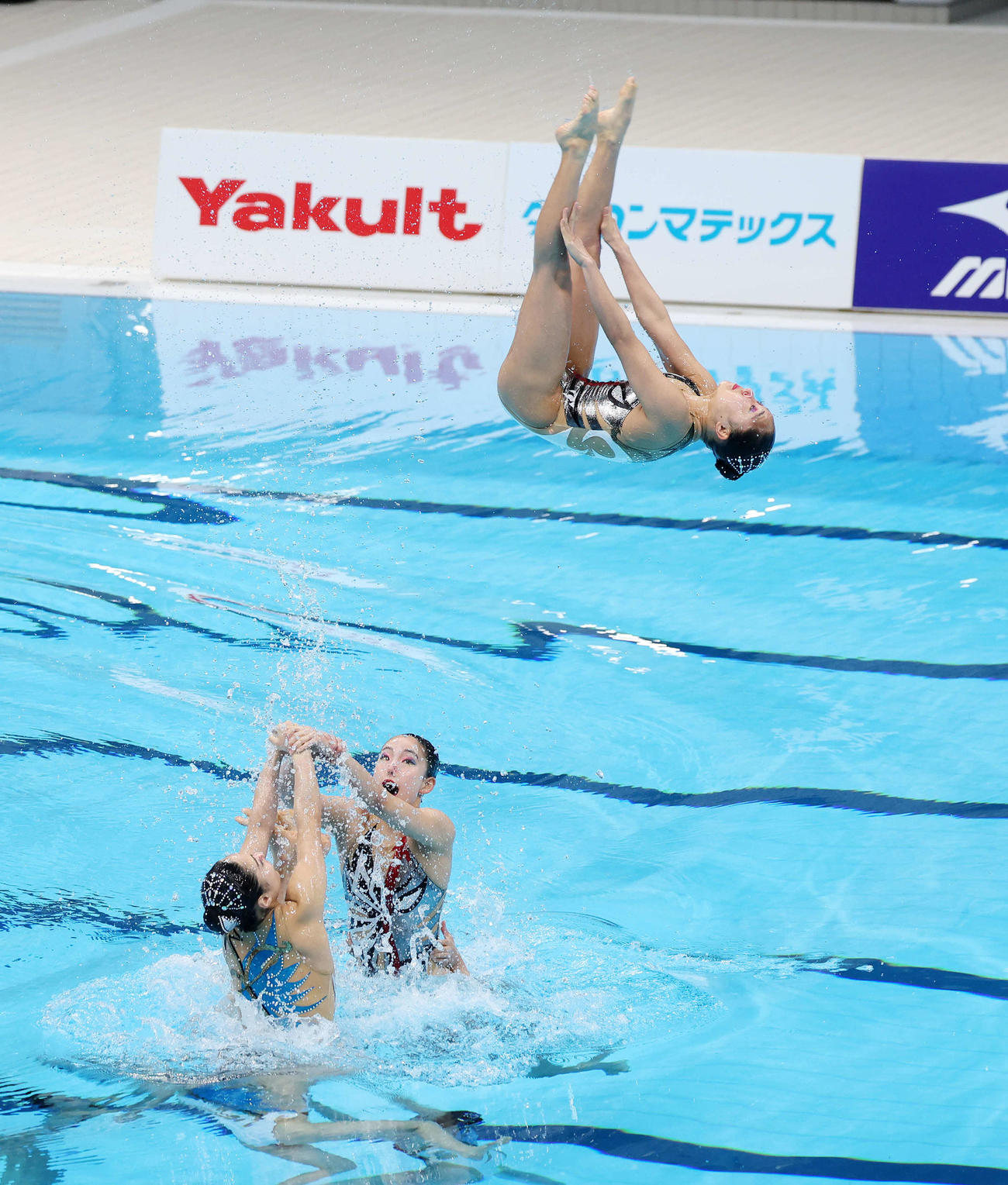 チームフリールーティン決勝で演技を披露する井村アーティスティックスイミングクラブA（撮影・鈴木正人）