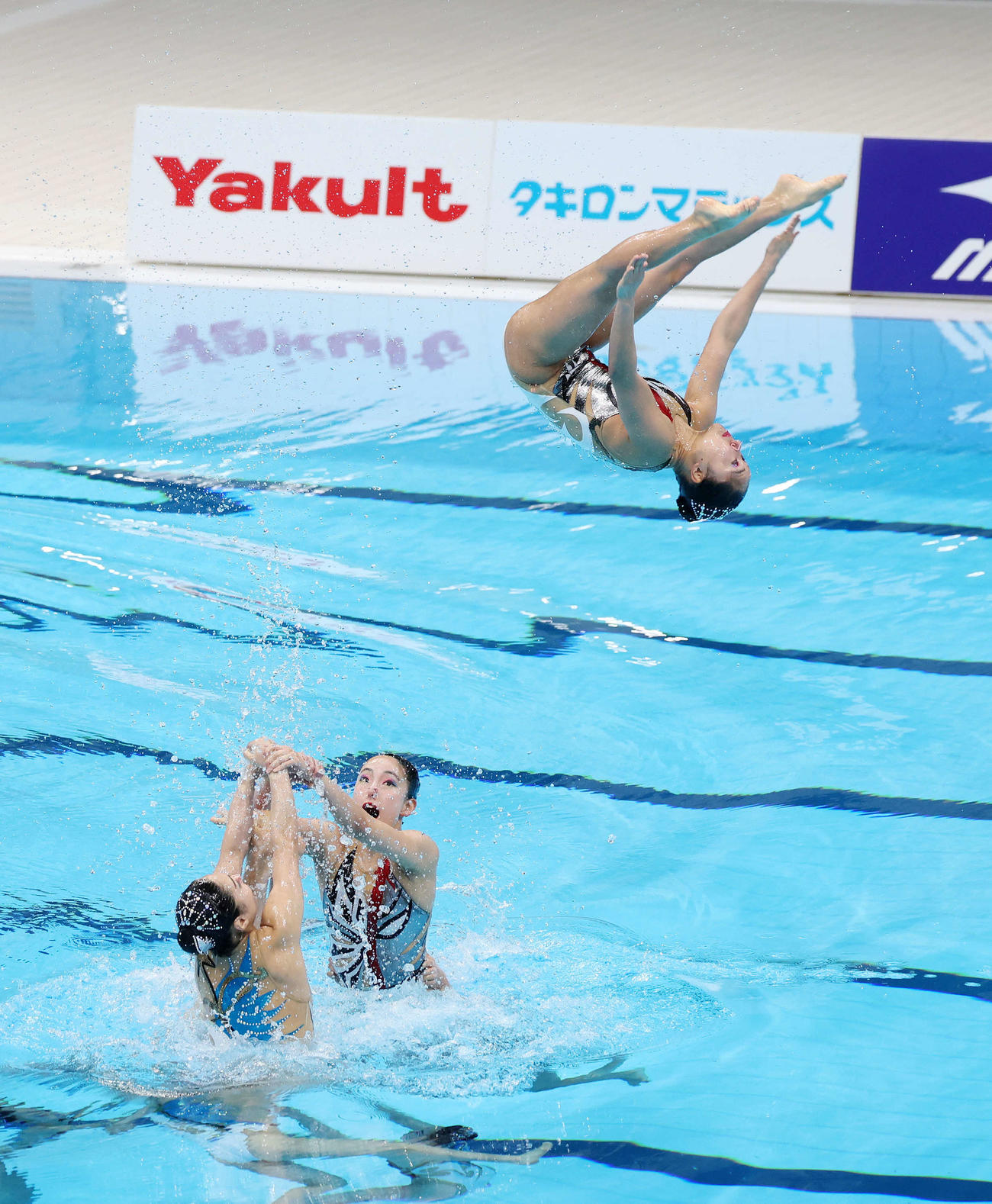 チームフリールーティン決勝で演技を披露する井村アーティスティックスイミングクラブA（撮影・鈴木正人）