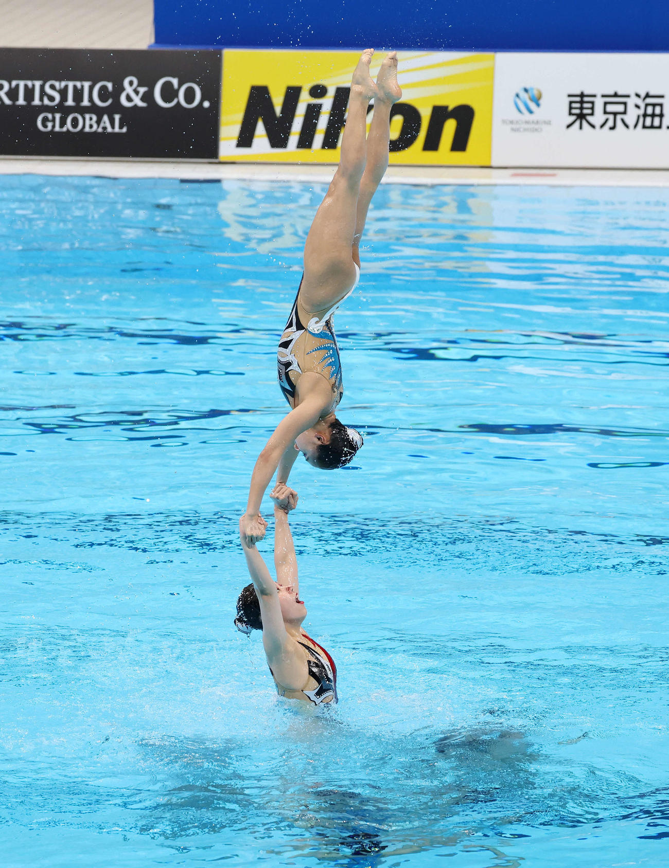 チームフリールーティン決勝で演技を披露する井村アーティスティックスイミングクラブA（撮影・鈴木正人）