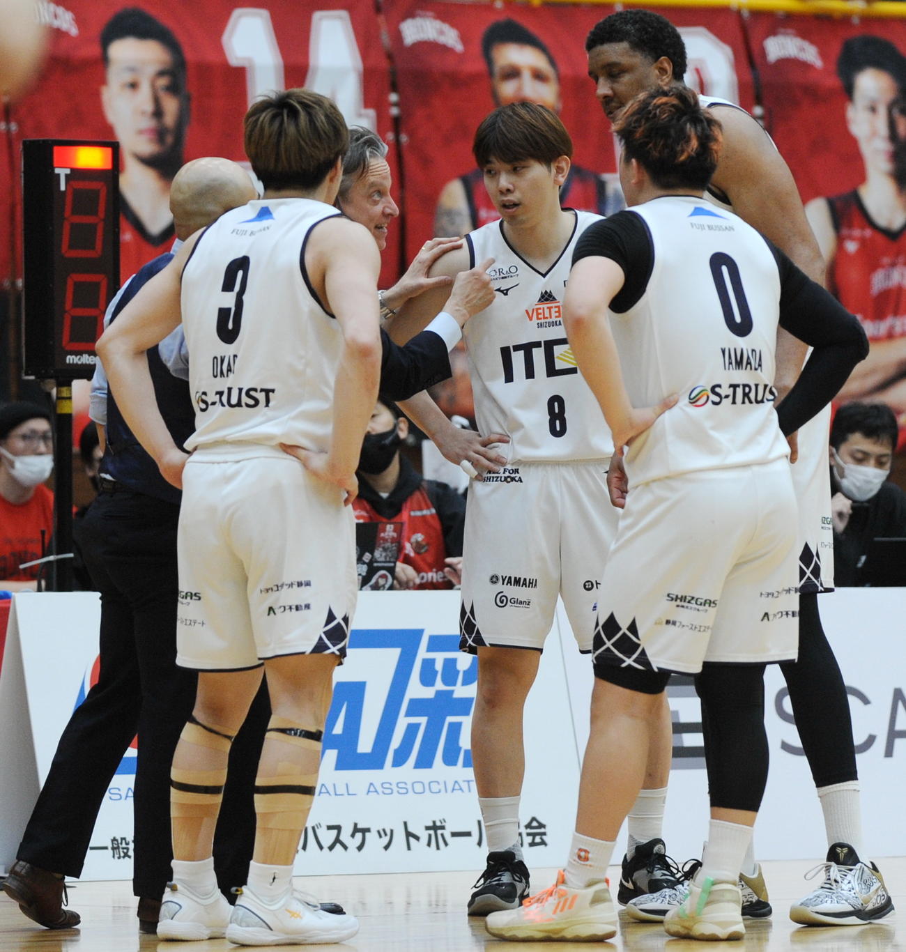 試合時間残り36秒、指示を受けるベルテックス静岡の選手たち　　　　
