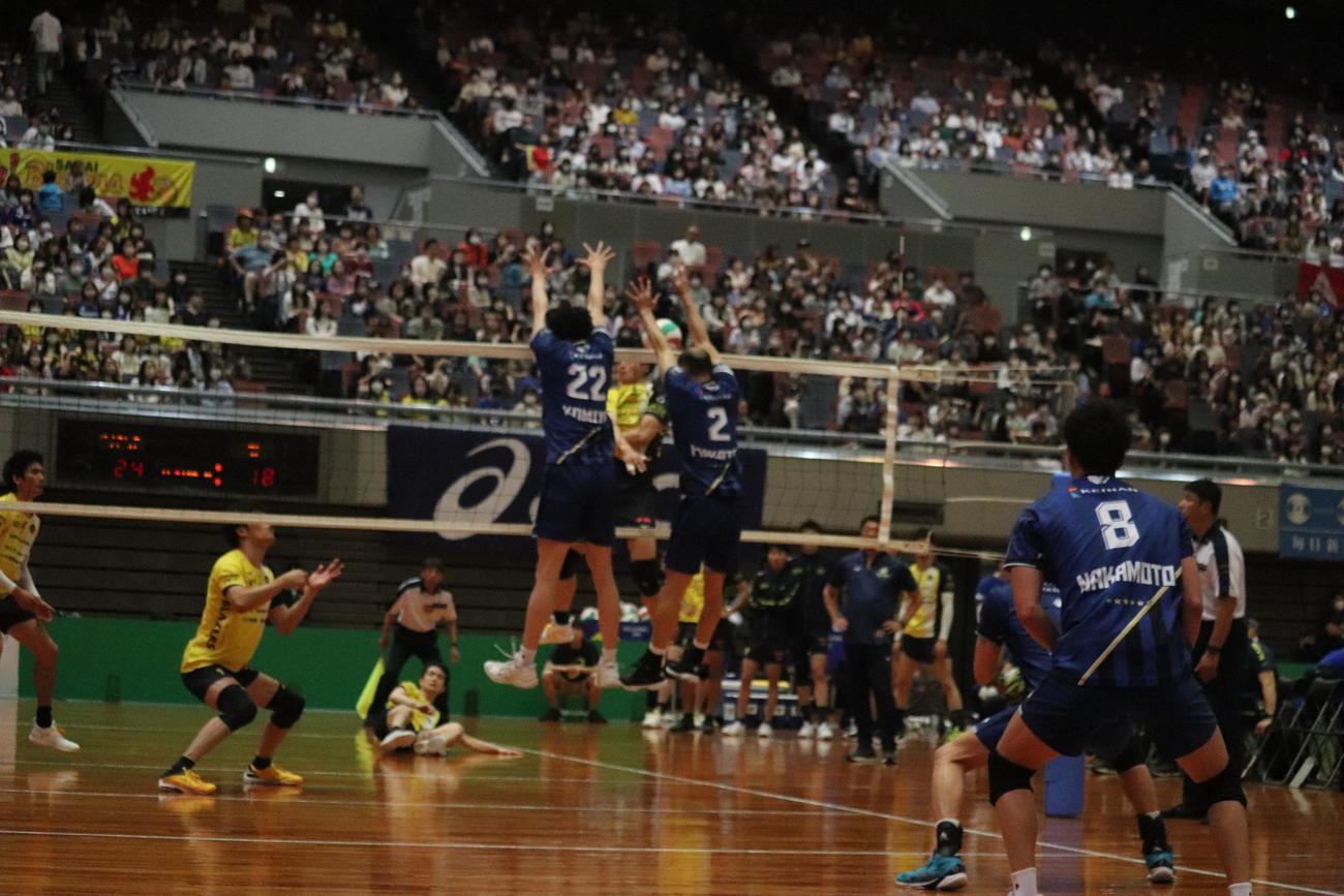 ブロックするパナソニックの選手（撮影・竹本穂乃加）