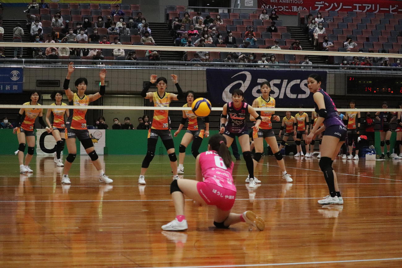 姫路に勝った岡山の選手（奥）（撮影・竹本穂乃加）