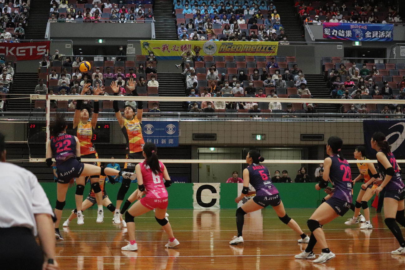 ブロックする岡山の選手（撮影・竹本穂乃加）