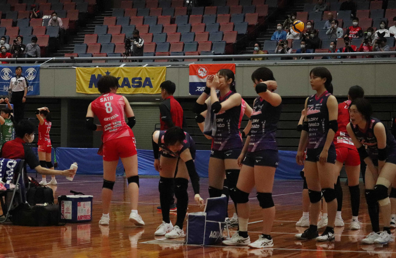 試合中声をかける荒谷栞（中央）（撮影・竹本穂乃加）