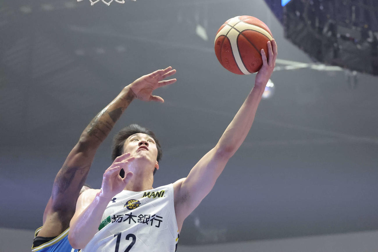 マークをかわしながらレイアップシュートを決める宇都宮の特別指定選手・高島（コピーライトBLEAGUE）